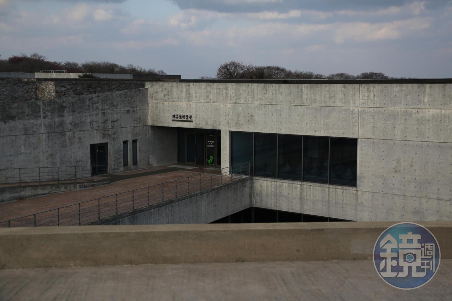公園設有室內展覽館展出文獻和史料。