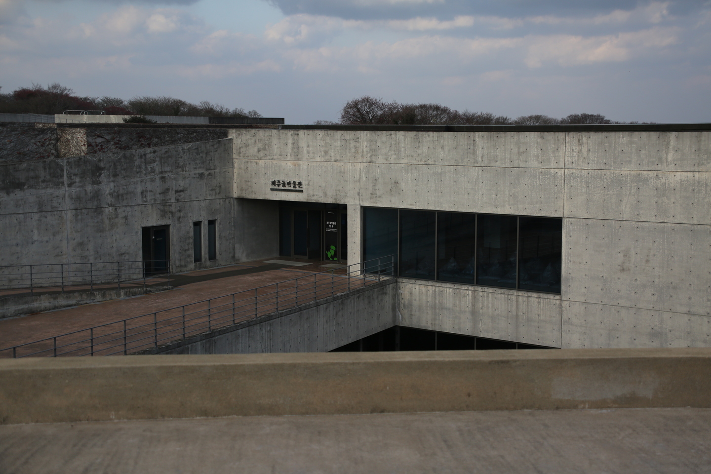 公園設有室內展覽館展出文獻和史料。