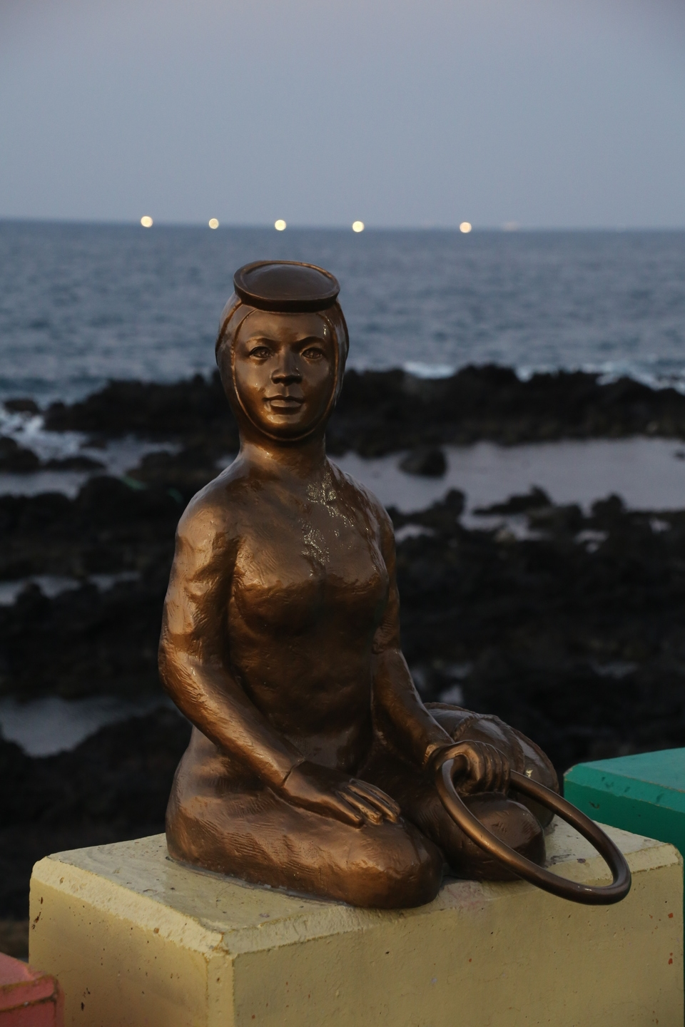 城山日出峰附近近來設置象徵濟州島民精神的「海女奶奶」雕像。