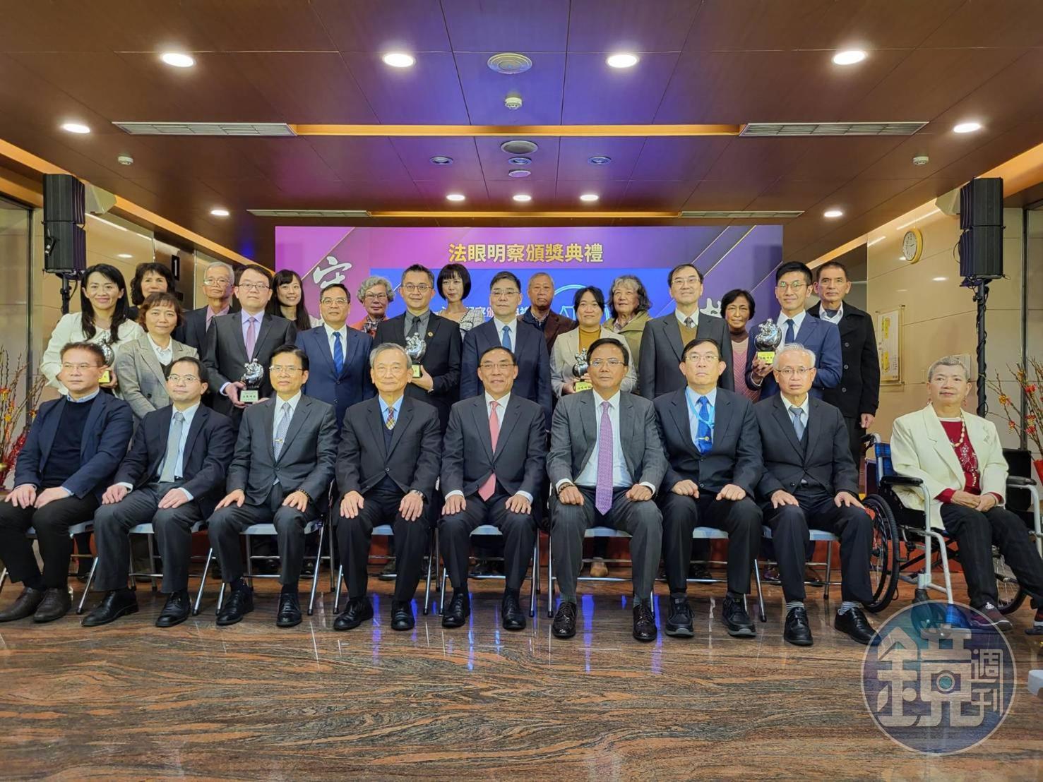 法務部今天頒發象徵檢察官最高榮譽的「法眼明察獎」。