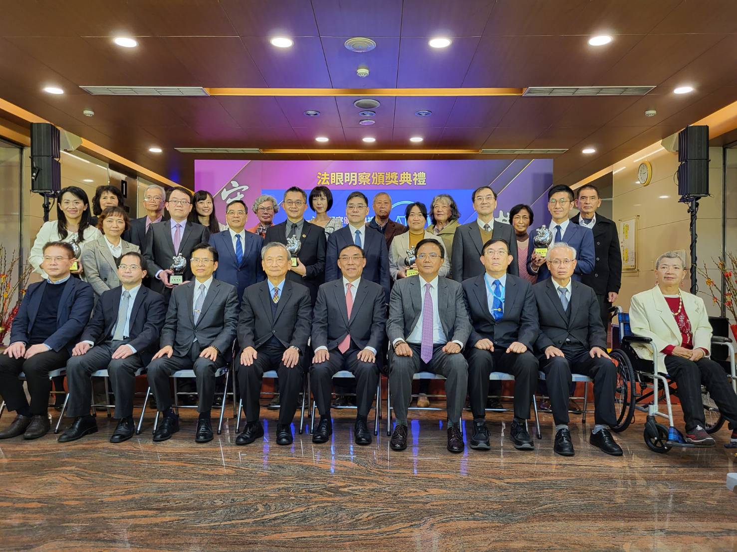 法務部今天頒發象徵檢察官最高榮譽的「法眼明察獎」。