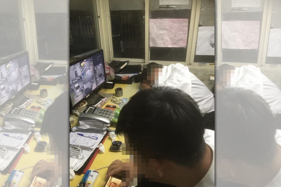 原PO指出，晚上2位保全一個在睡覺、另一個在追劇，不過網友卻逆風不挺他。（翻攝自臉書社團爆料公社）