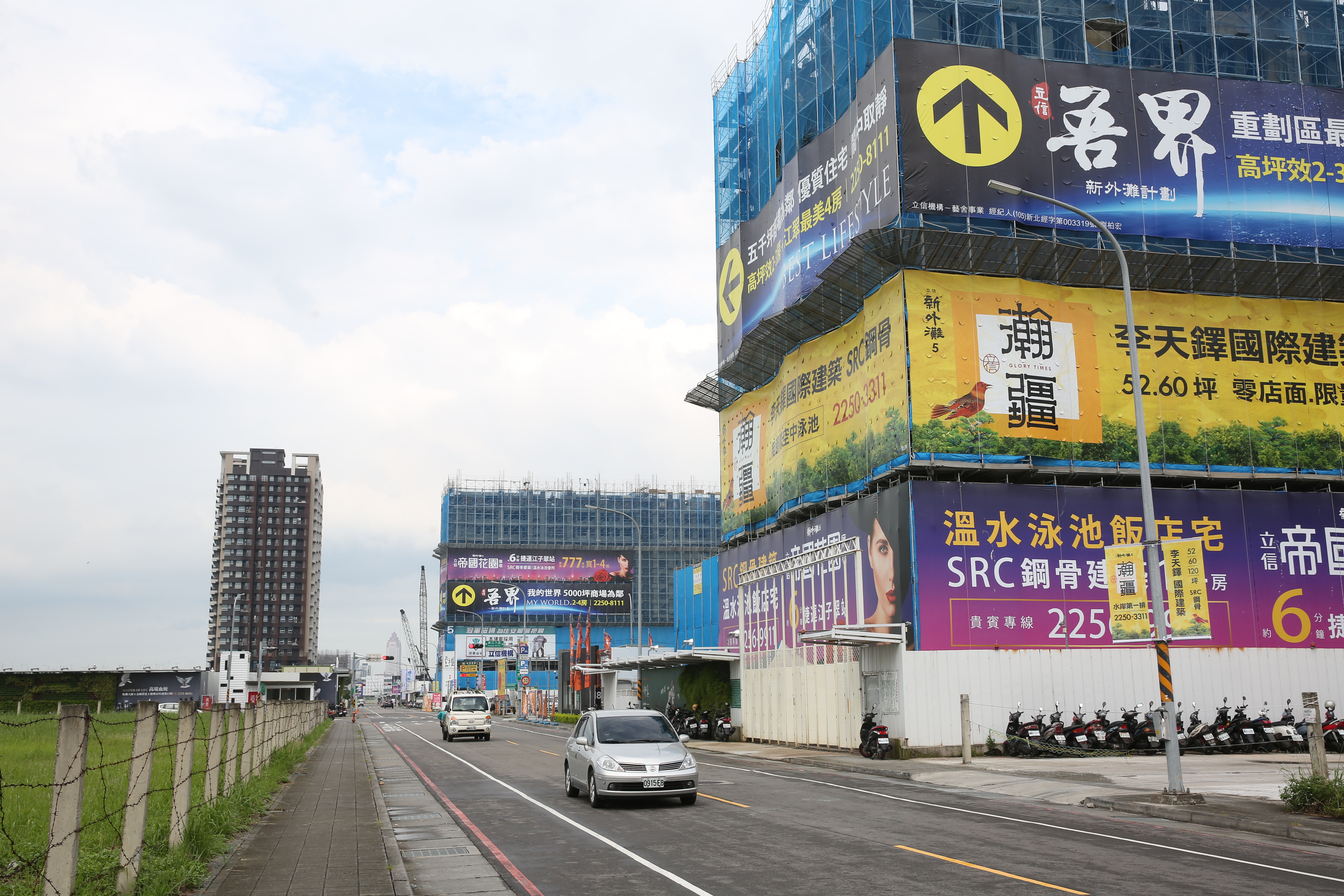 投資客預料未來3年房市走下坡，手上的案子會賠售5％～10％先跑再說。（本刊資料照）