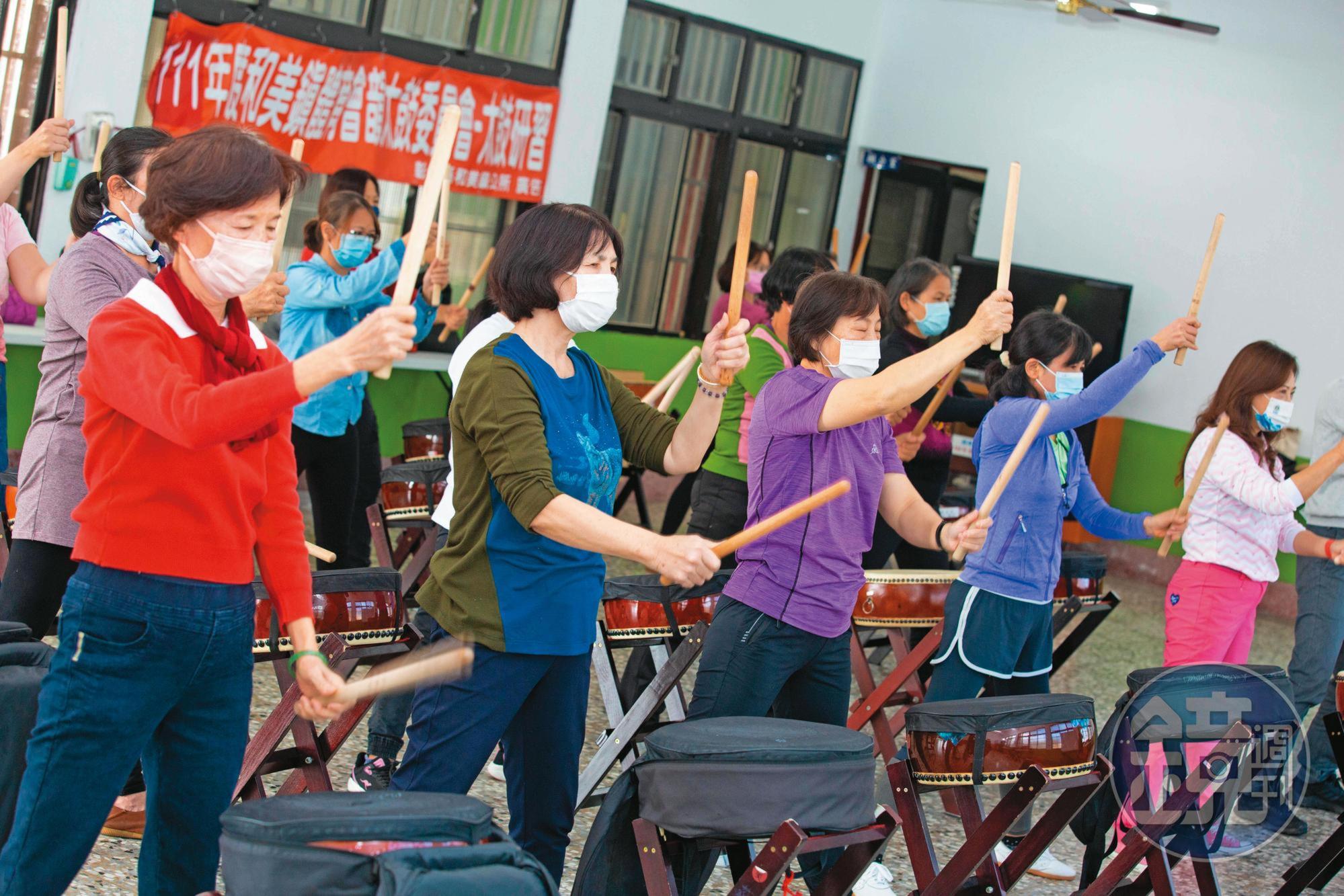 國民健康署2019年的研究發現，過去1年女性有15.2％的比例參加社團活動，高於男性的12.8％。