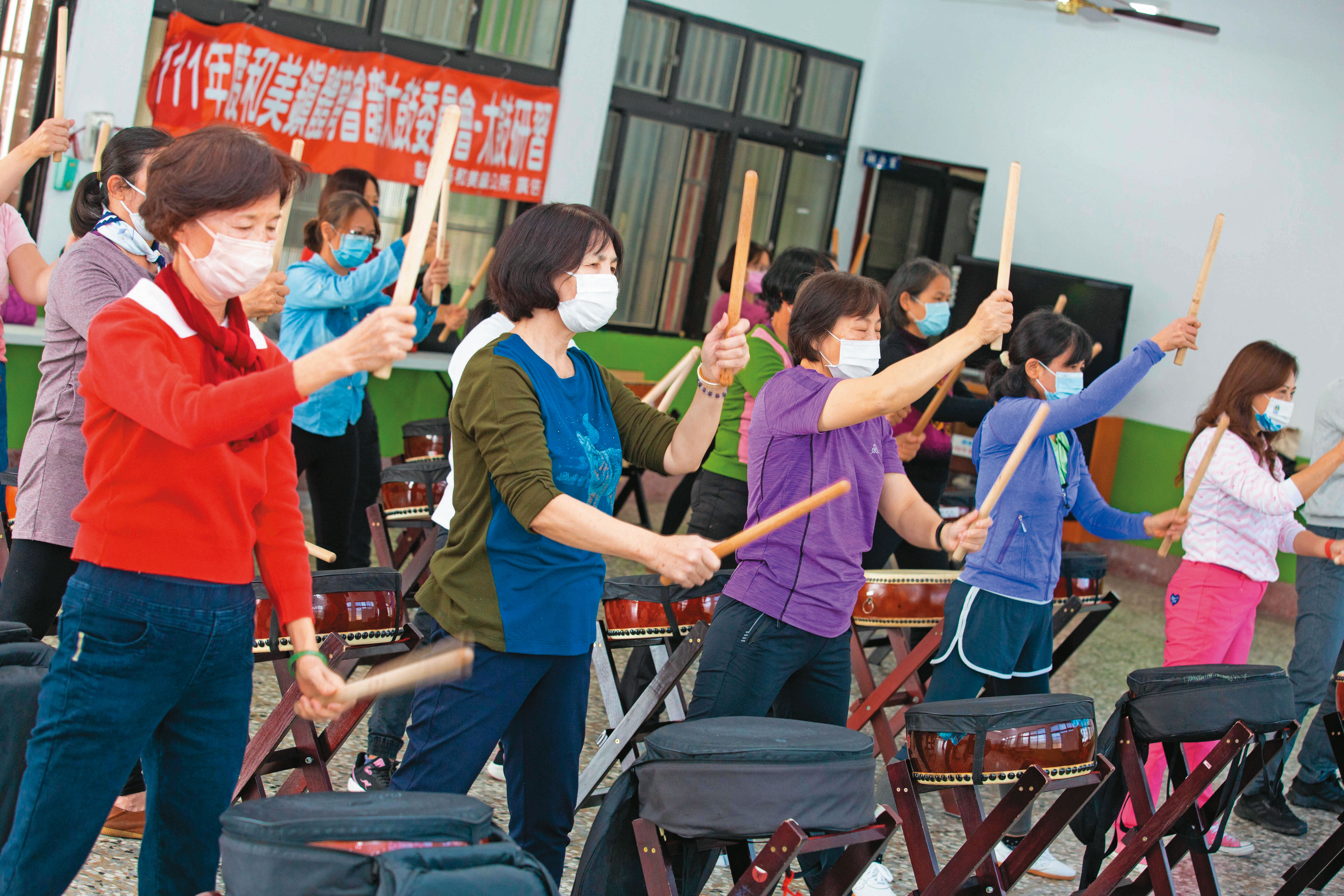 國民健康署2019年的研究發現，過去1年女性有15.2％的比例參加社團活動，高於男性的12.8％。