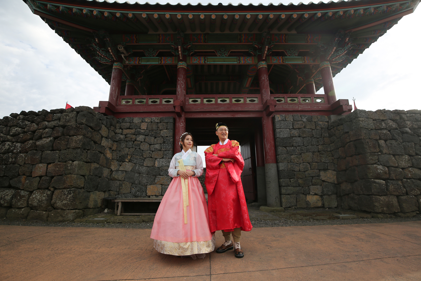 在保有很完整傳統韓屋的「城邑民俗村」體驗韓服有如穿越時空。