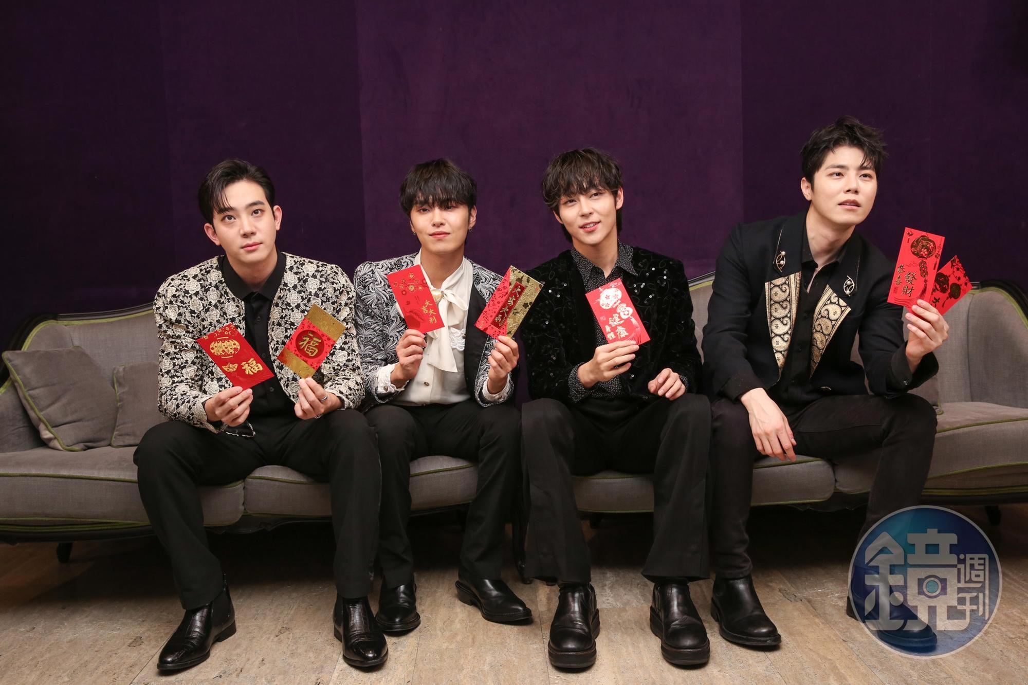 The Rose成員應景拿著紅包袋拍照,開玩笑說:「怎麼空空的?」