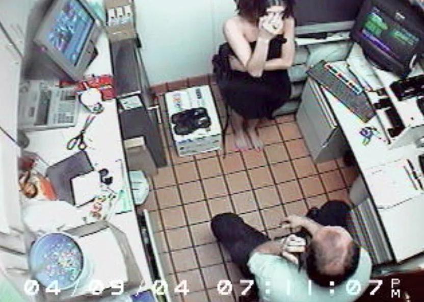 美國肯塔基州一家麥當勞接到自稱警察的來電,要求店內主管和其未婚夫對員工歐波恩(圖上)進行違法搜身,最終甚至演變成性侵案件。(翻攝網路)