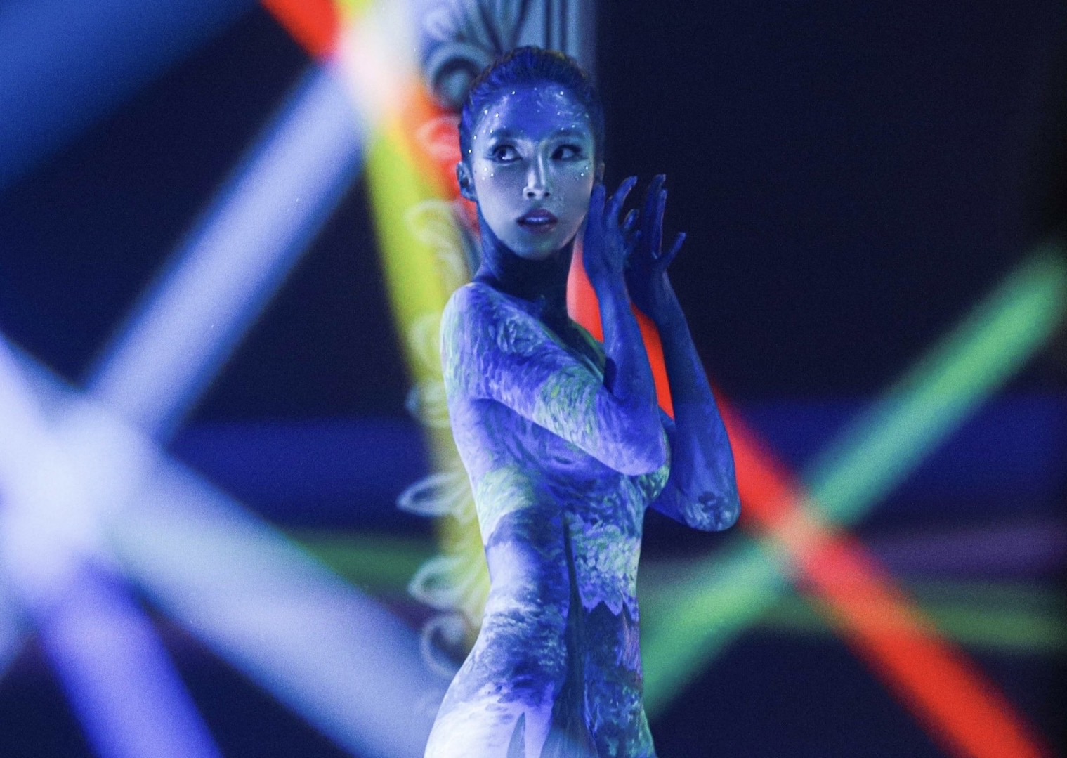 張家瑋接近全裸造型錄民視過年節目。（民視提供）