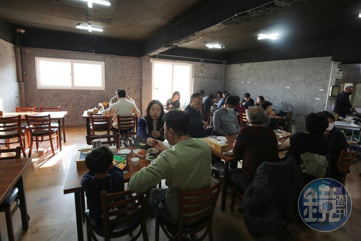 在地人都愛吃的「中文海螺刀削麵」，未到用餐時間已經高朋滿座。