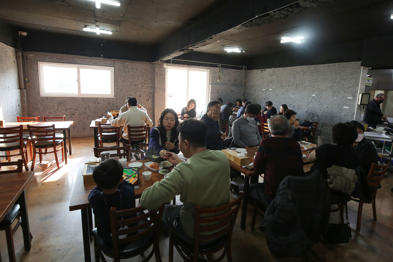 在地人都愛吃的「中文海螺刀削麵」，未到用餐時間已經高朋滿座。