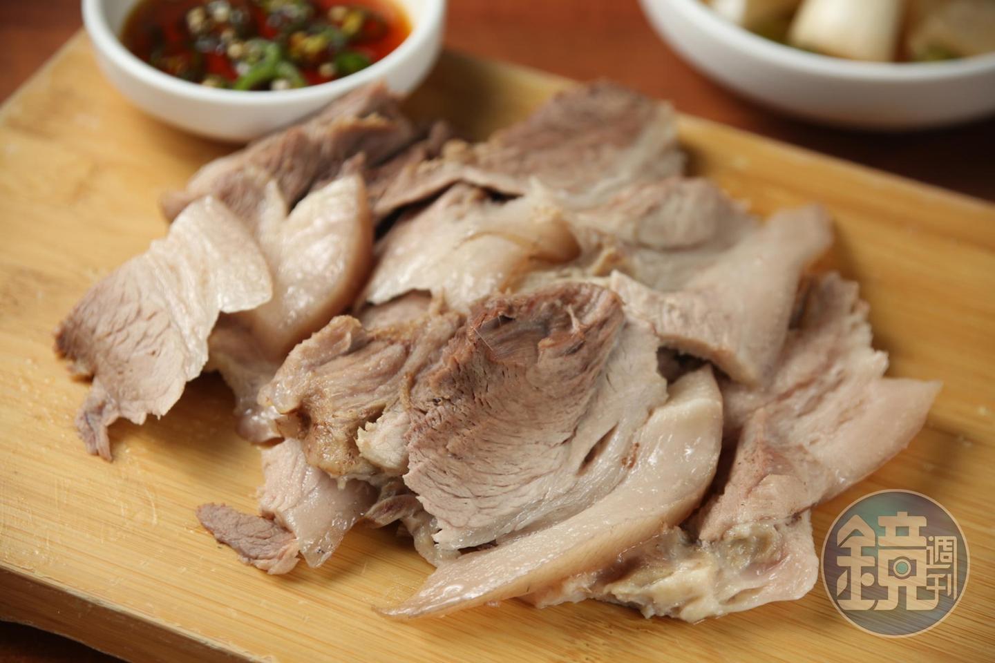 「白切黑豬肉」搭配海鮮刀削麵或海鮮粥剛剛好。（15,000韓元／份，約NT$352）