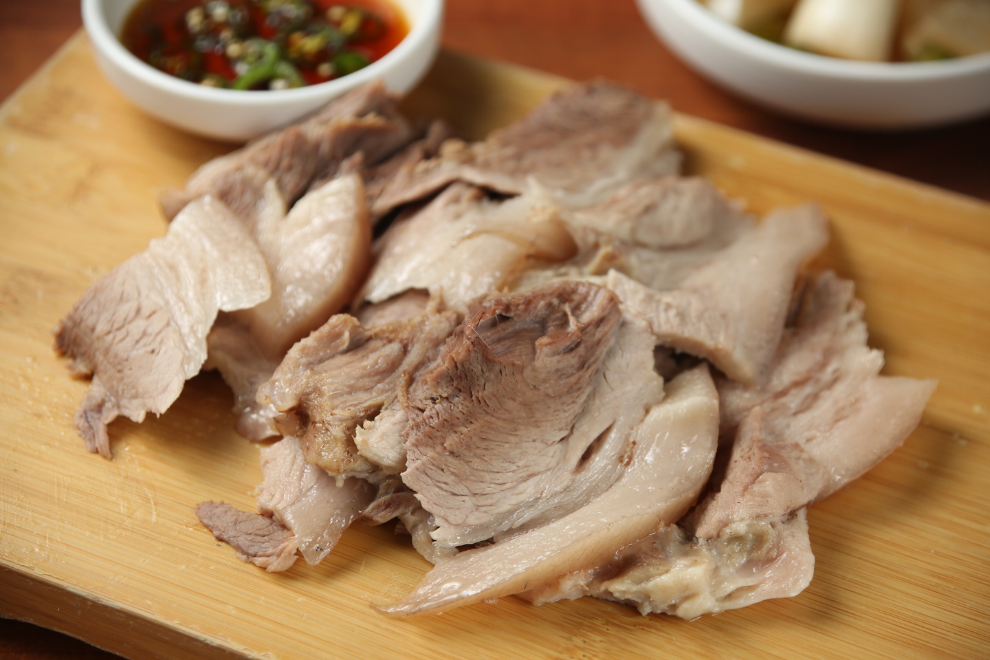 「白切黑豬肉」搭配海鮮刀削麵或海鮮粥剛剛好。（15,000韓元／份，約NT$352）