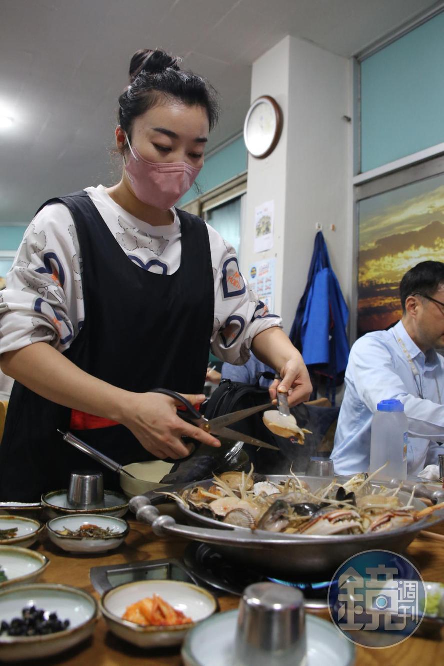 服務人員以中文貼心提醒：「章魚腳不能煮太久，老掉不好吃。」 