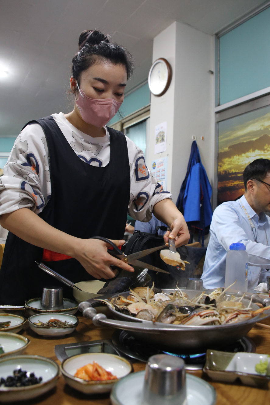 服務人員以中文貼心提醒：「章魚腳不能煮太久，老掉不好吃。」 