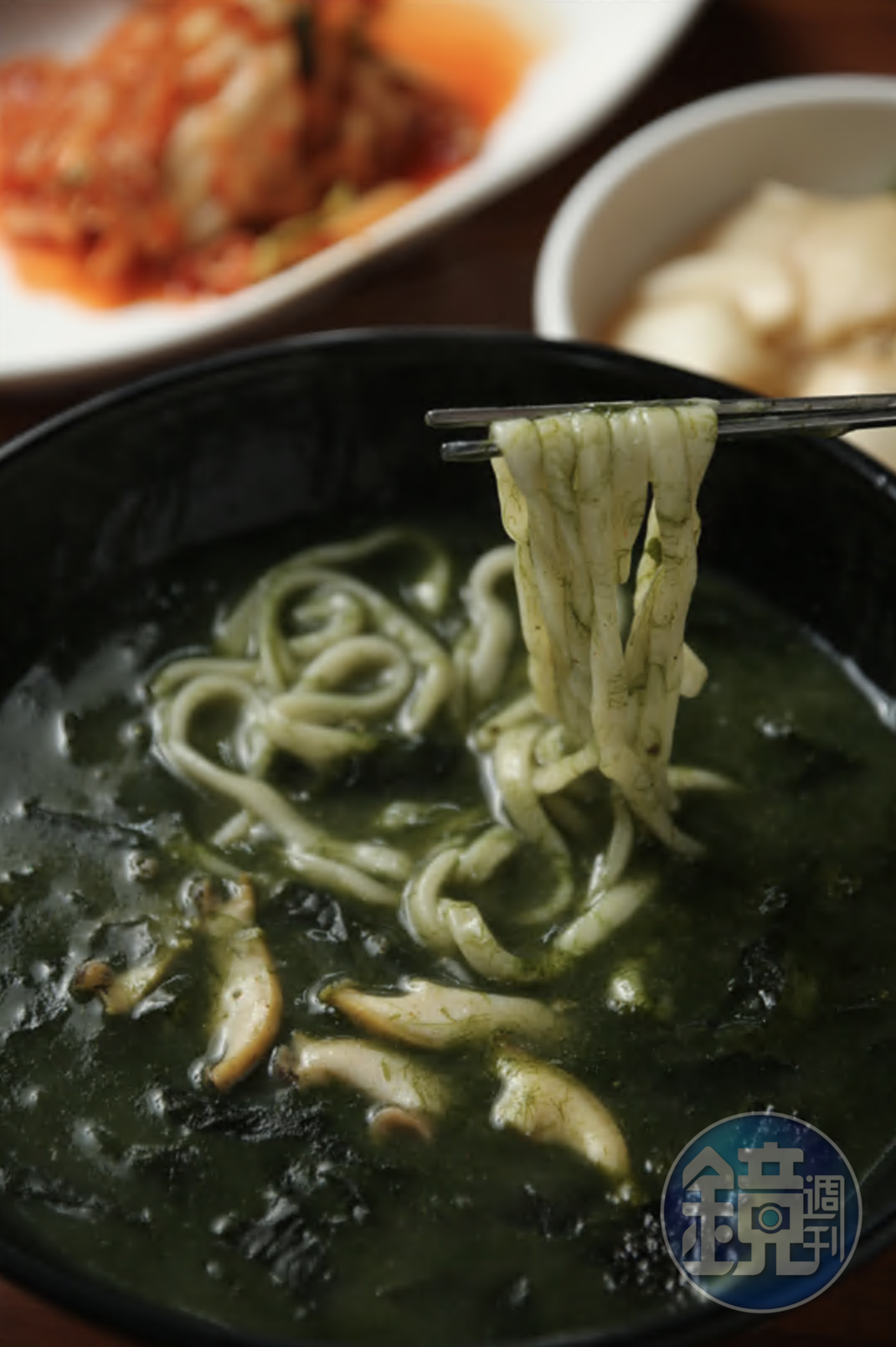 「鮑魚海螺刀削麵」味道鮮美、口感滑順。（13,000韓元／碗，約NT$306）