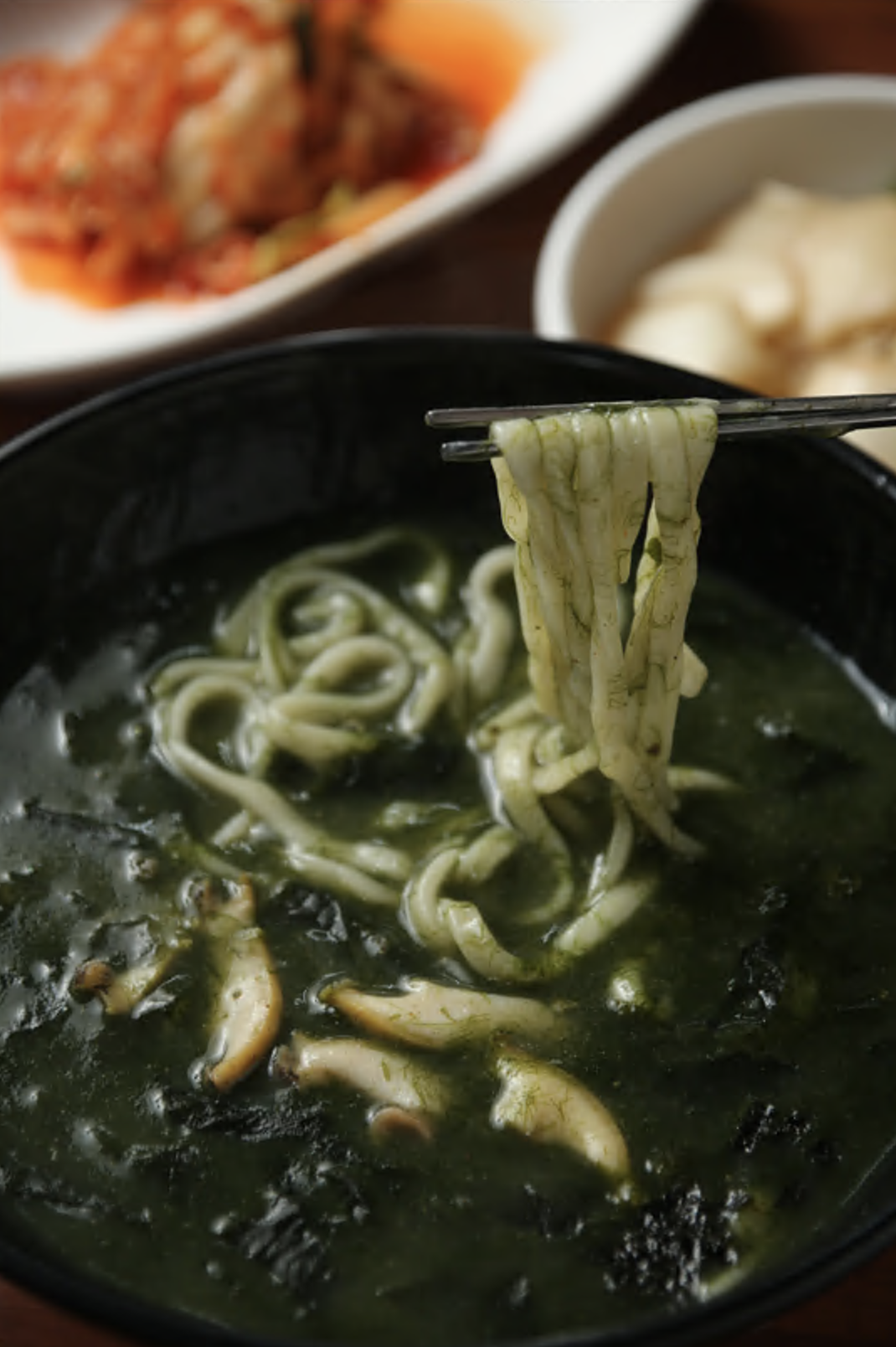 「鮑魚海螺刀削麵」味道鮮美、口感滑順。（13,000韓元／碗，約NT$306）