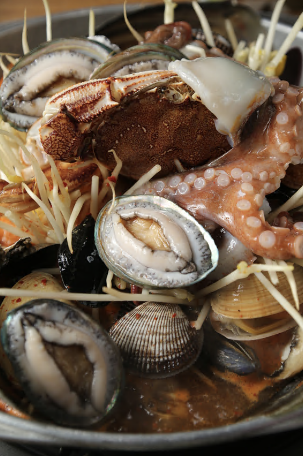 海鮮湯可吃到淡菜、螃蟹、章魚、鮑魚、扇貝和蛤蜊的鮮美滋味。（60,000韓元／2人份，約NT$1,411、70,000韓元／3人份，約NT$1,645、80,000韓元／4人份，約NT$1,881）