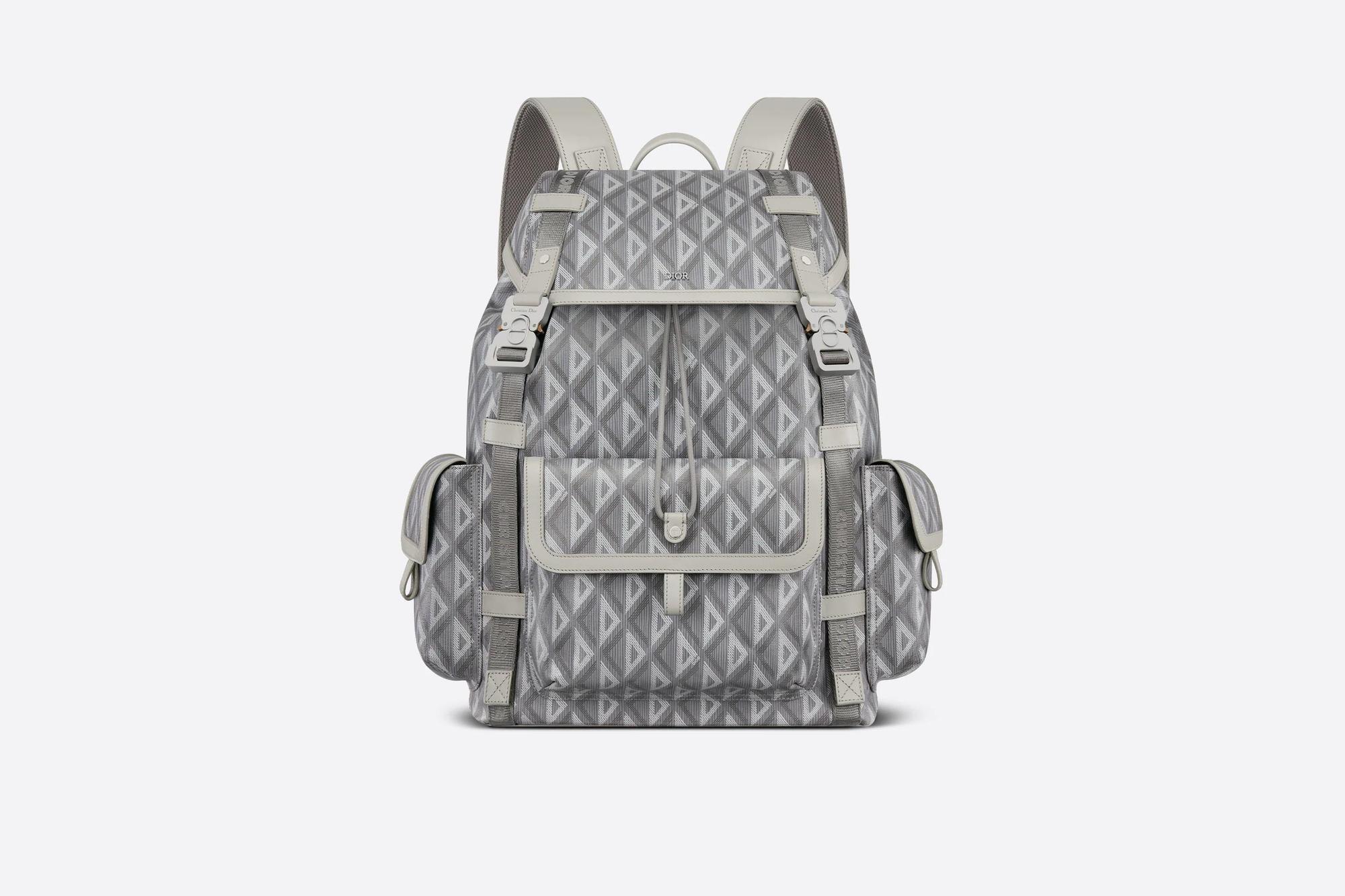 DIOR Hit The Road灰色CD Diamond印花帆布背包。NT$110,000（DIOR提供）