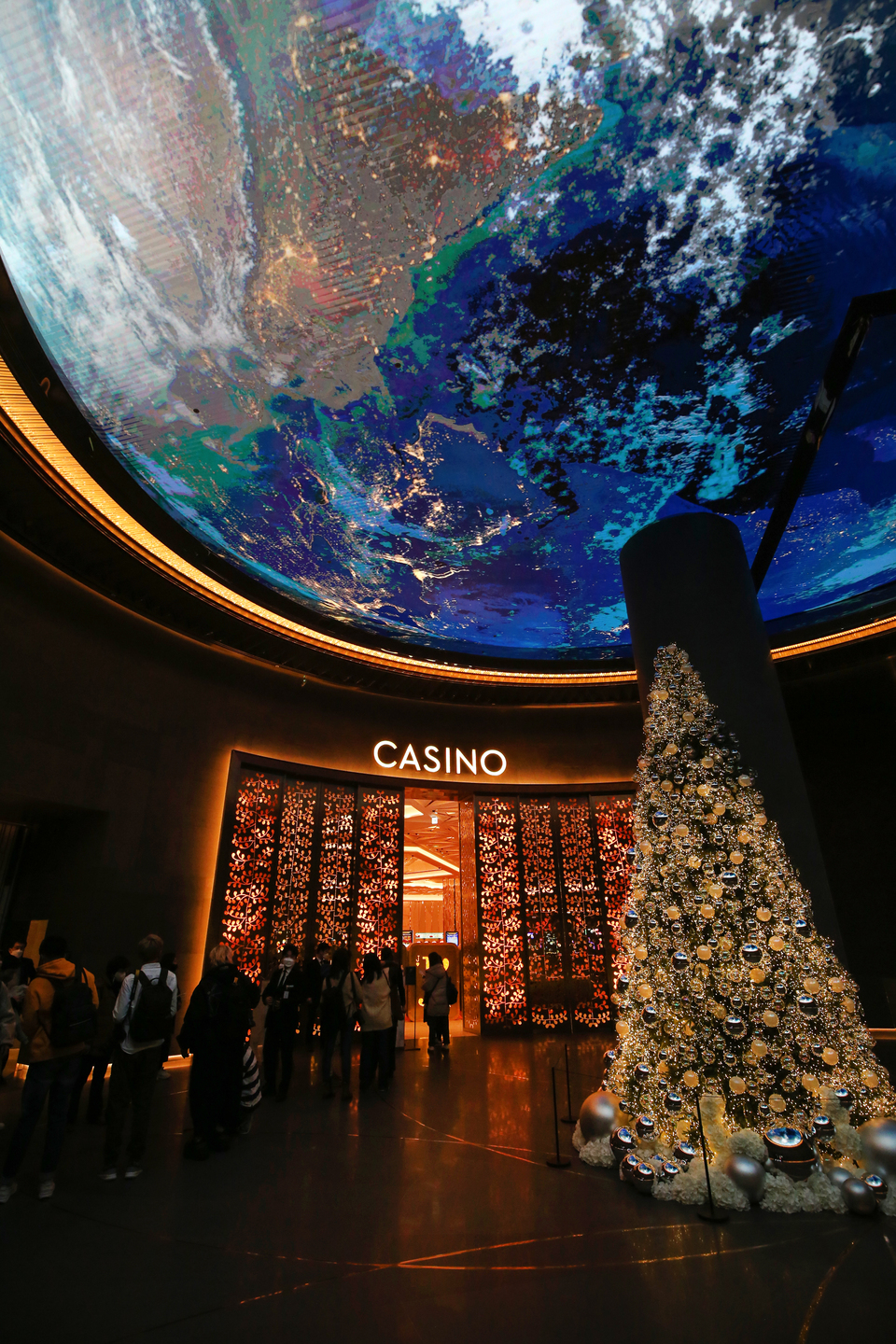 CASINO在酒店2樓,有多種娛樂桌,可消磨整晚。