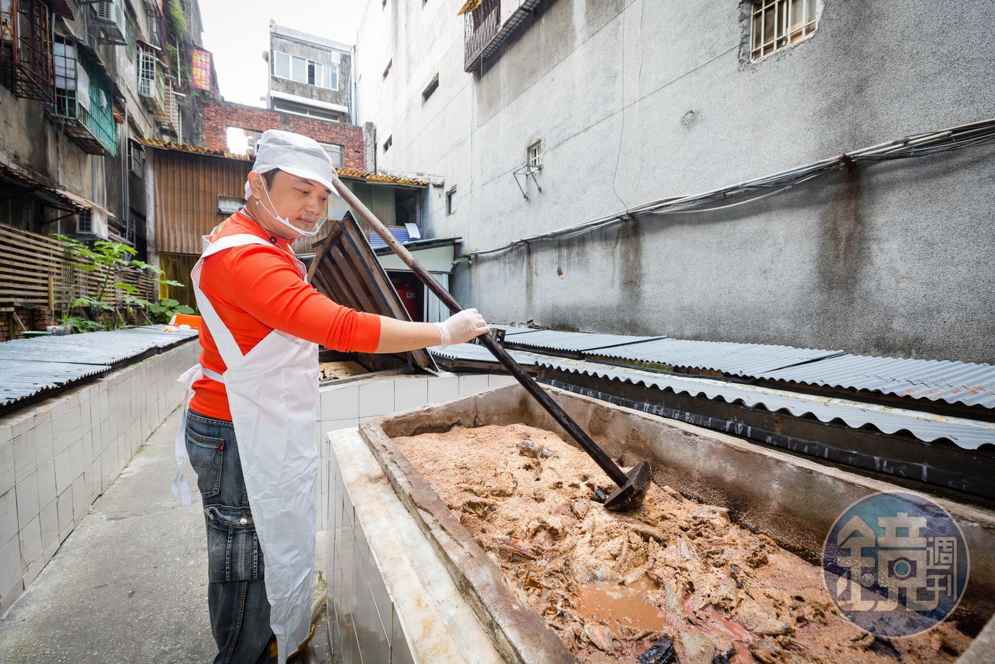 天然魚露以鯖魚加鹽巴發酵半年以上，郭宥森還得每天持棒攪拌鯖魚，均勻發酵。