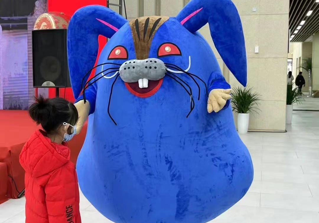 中國郵政推出「紅眼藍兔」的郵票太醜引起熱議，沒想到後來還推出實體化「玩偶裝」。（翻攝自微博）