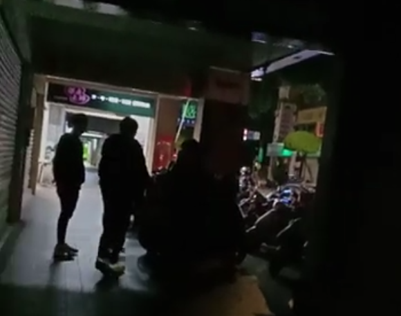 A小姐多次拍到深夜樓下人聲鼎沸噪音甚大。(翻攝YouTube)