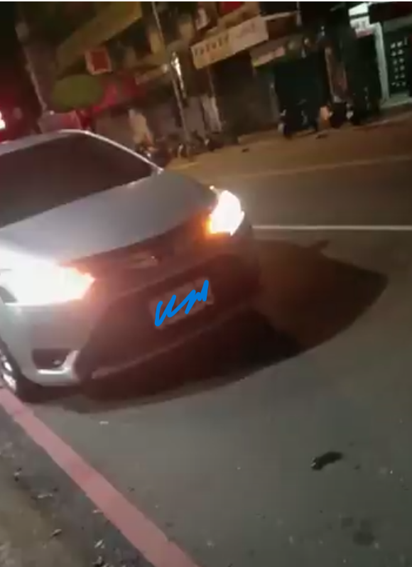 除了改裝機車，Ａ小姐還拍攝到發出噪音的汽車。（翻攝YouTube）