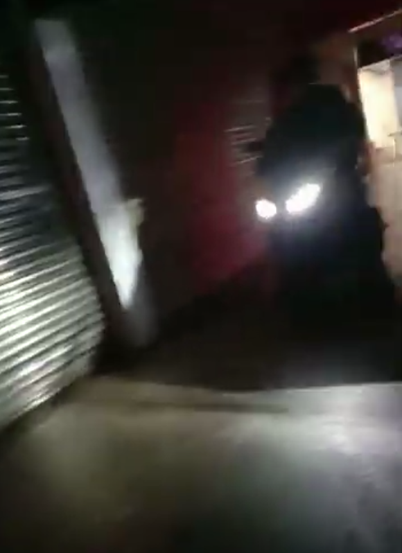 Ａ小姐多次拍攝到改裝機車在騎樓上呼嘯而過。（翻攝YouTube）