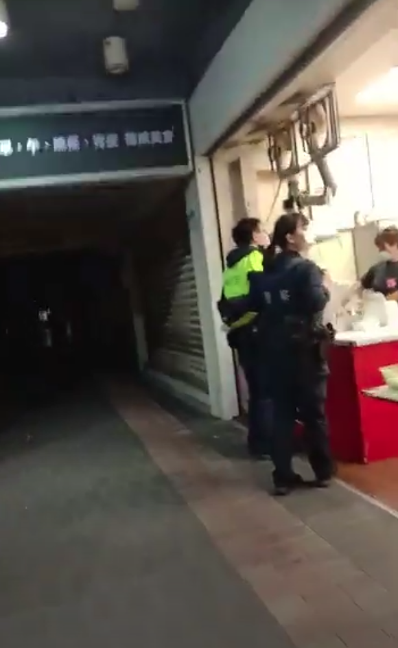 轄區警方至餐飲店現場驅離勸導。（翻攝YouTube）
