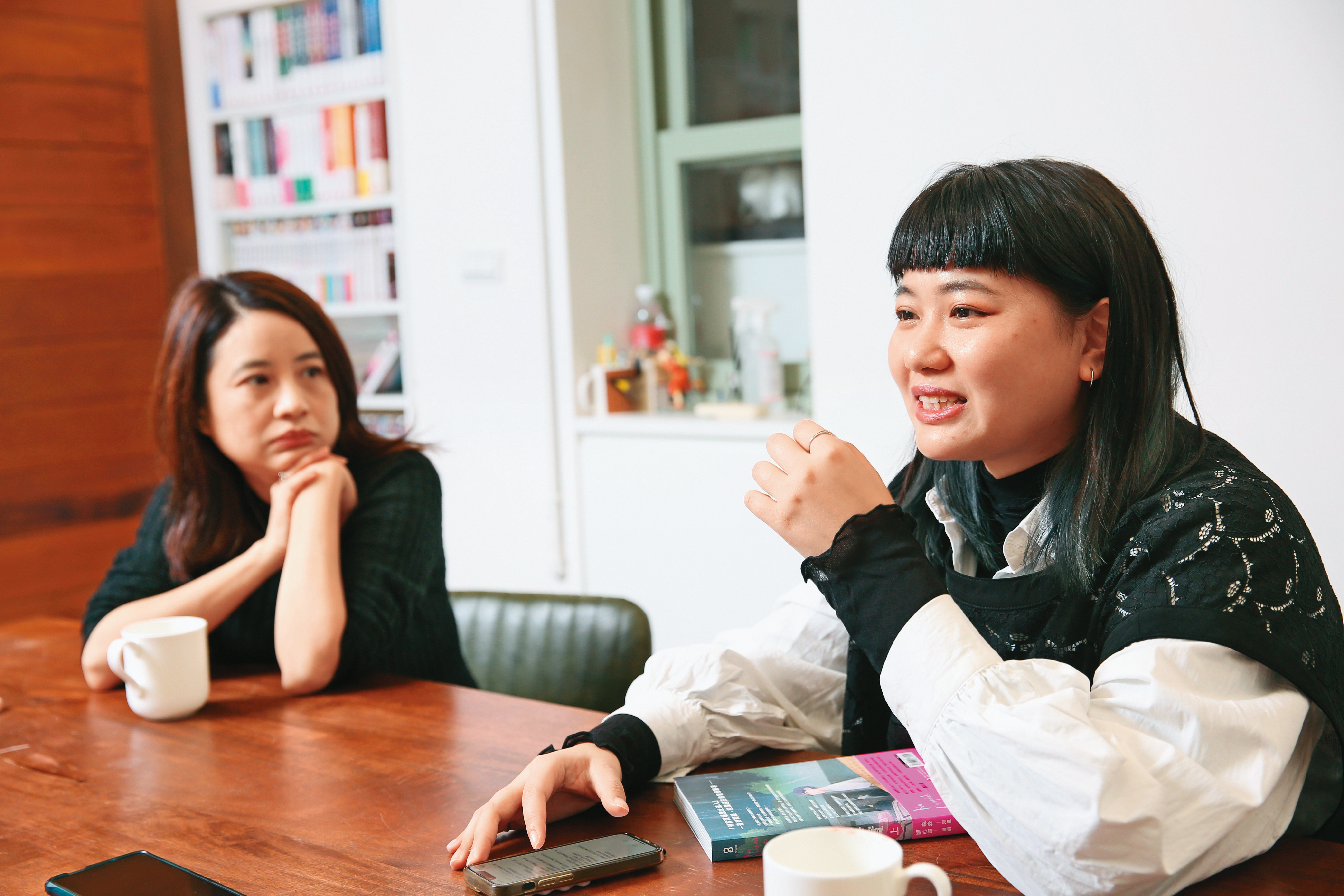 《查無犯罪事實》故事架構龐大，森森（右）認為最大難關在於故事線整理，並就角色細節與鄭心媚（左）進行許多討論。