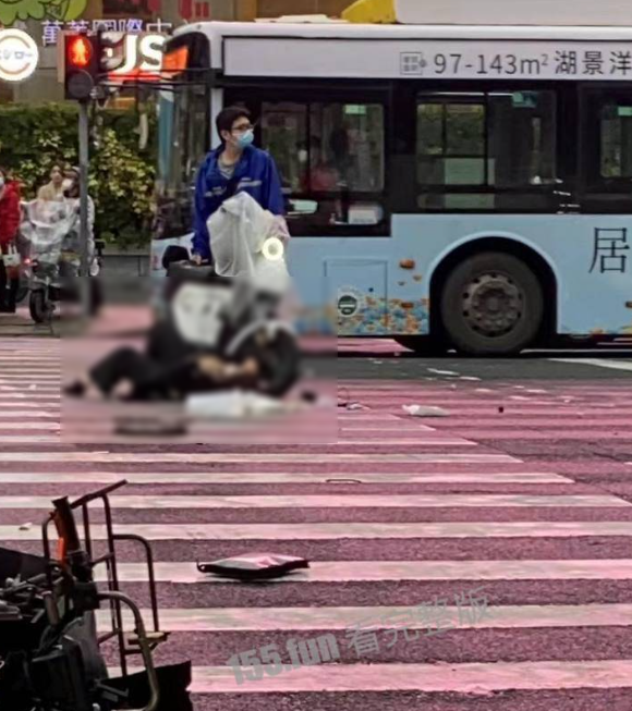 街上許多路人被惡意撞擊。(翻自微博)