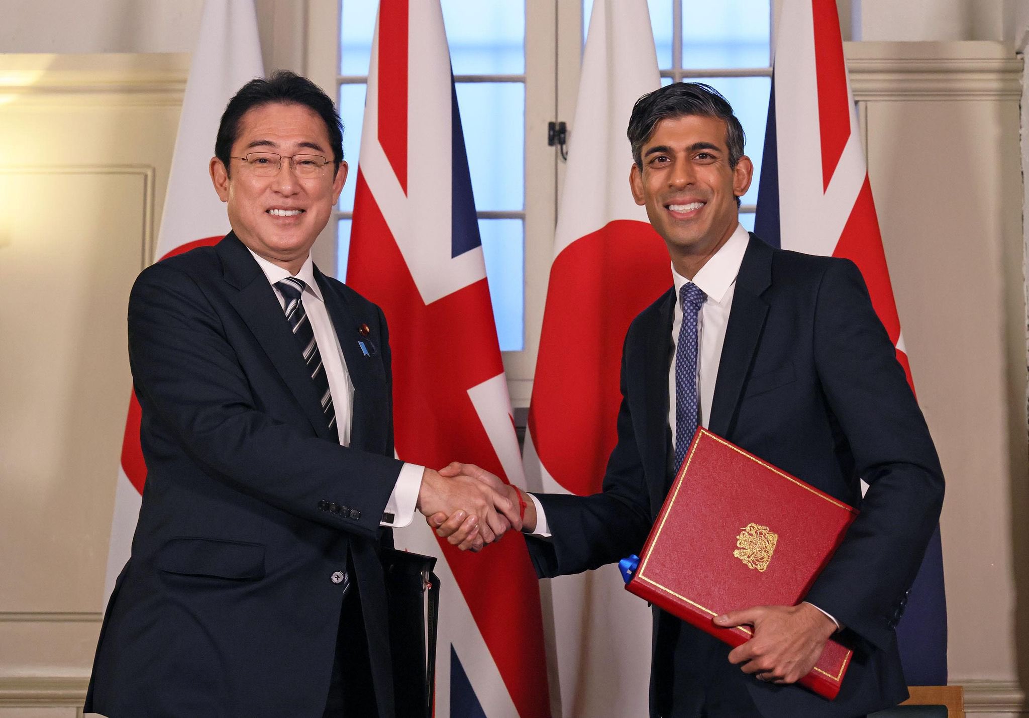 日本首相岸田文雄（左）11日與英國首相蘇納克（右）正式簽署「相互准入協定」，未來雙方都可在對方領土部署武裝部隊。（翻攝自推特＠岸田文雄）