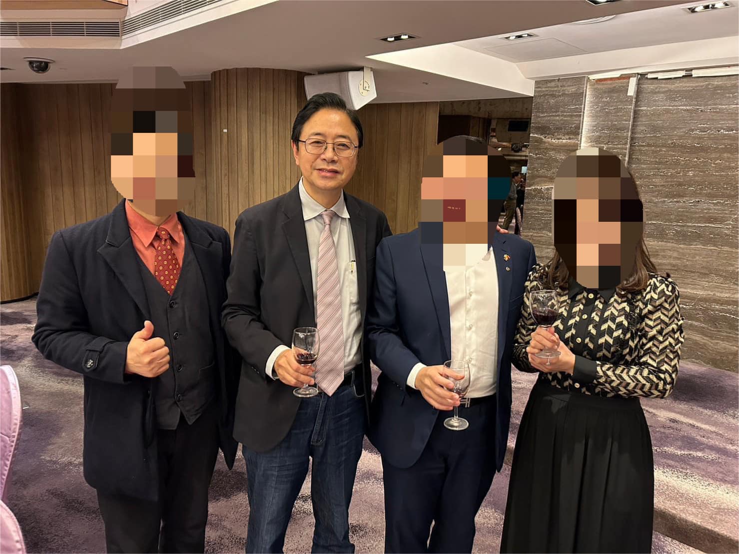 桃園市長張善政（左2）日前被抓包酒駕，不過事後辯稱自己僅有抿一小口。（翻攝自余信憲臉書）