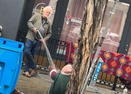 畫廊老闆格溫在大冬天,為驅逐女街友,動用水管噴水,引發網友們憤怒。(翻攝自推特@DionLimTV)
