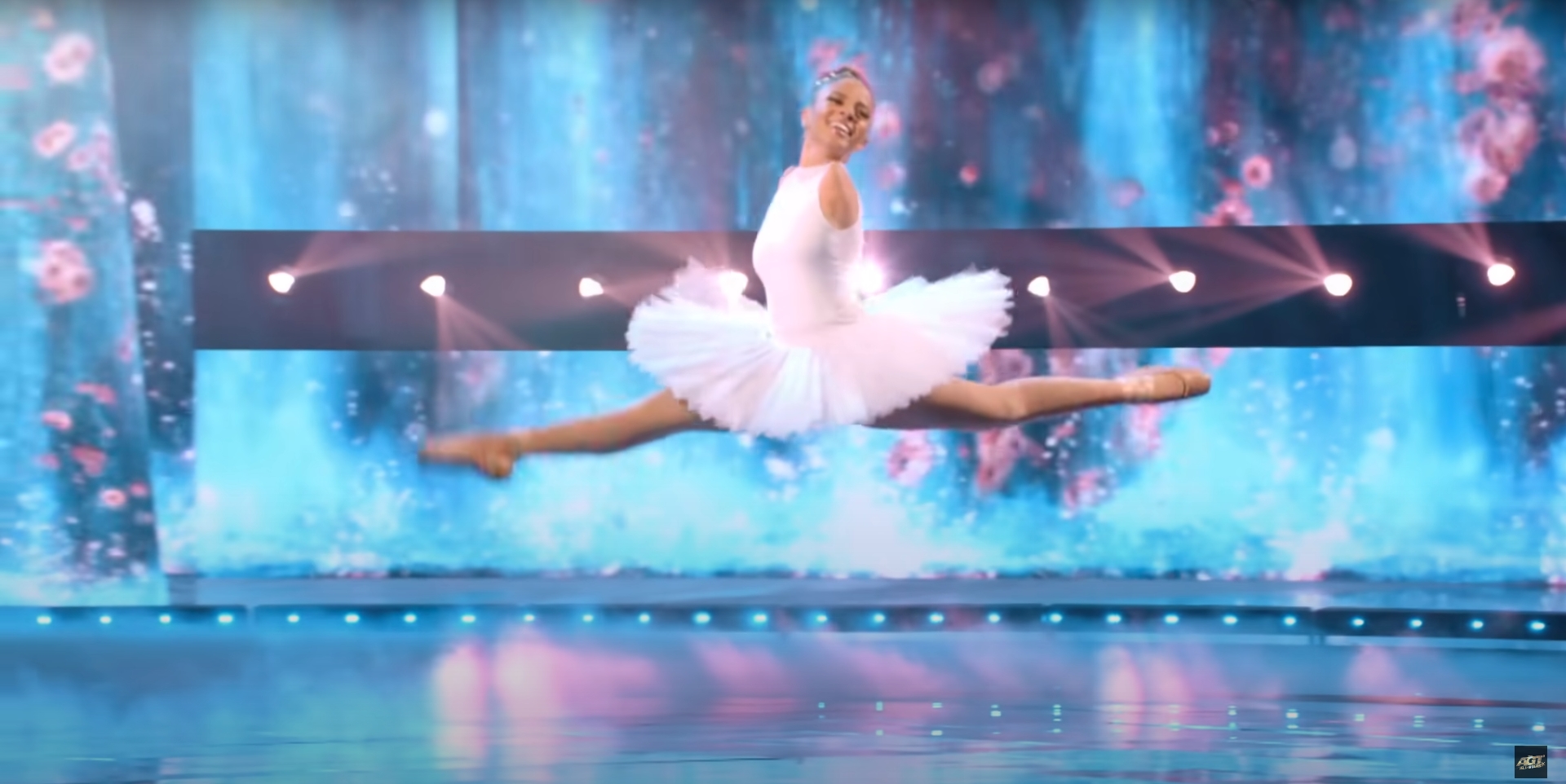 巴西18歲無臂芭蕾舞者登上美國達人秀舞台，表演感動百萬觀眾。（翻攝自America's Got Talent YouTube）