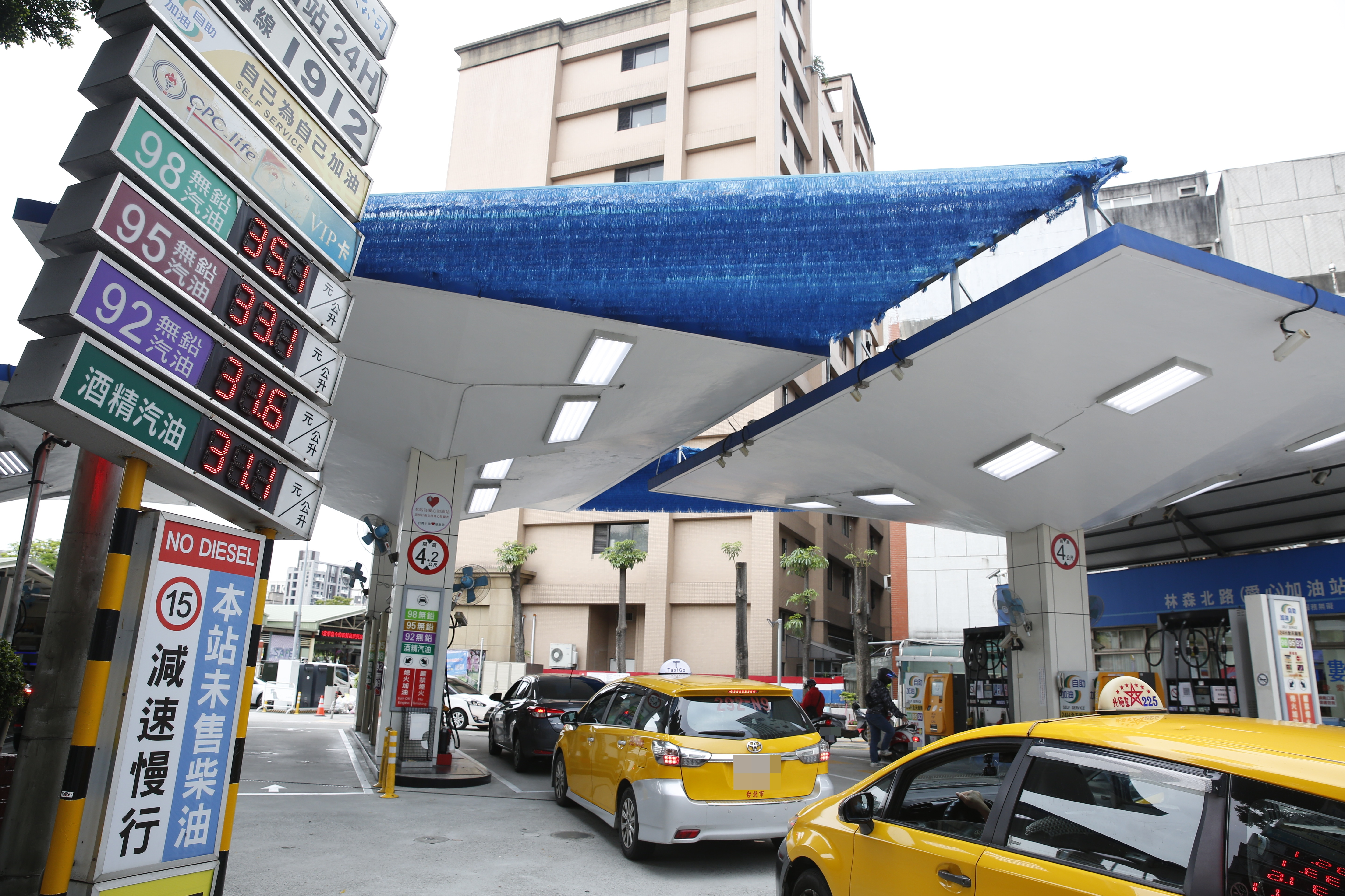 經濟部今（12日）宣布春節期間「油氣價凍漲」，讓民眾過好年。（本刊資料照）