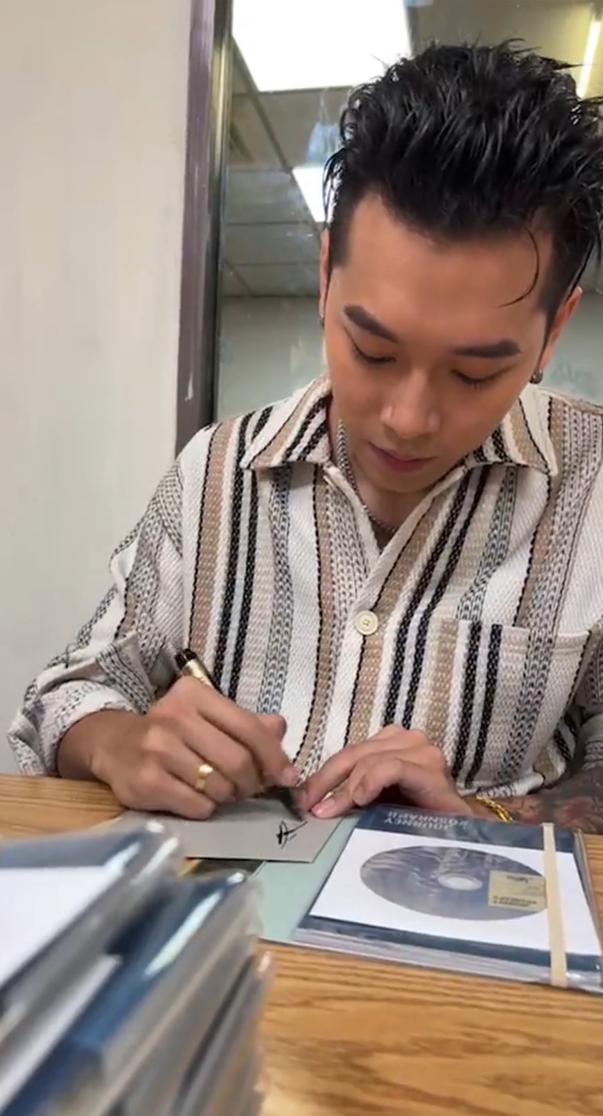 高爾宣親赴印刷廠體驗專輯生產的流程。（龍大謝音樂提供）