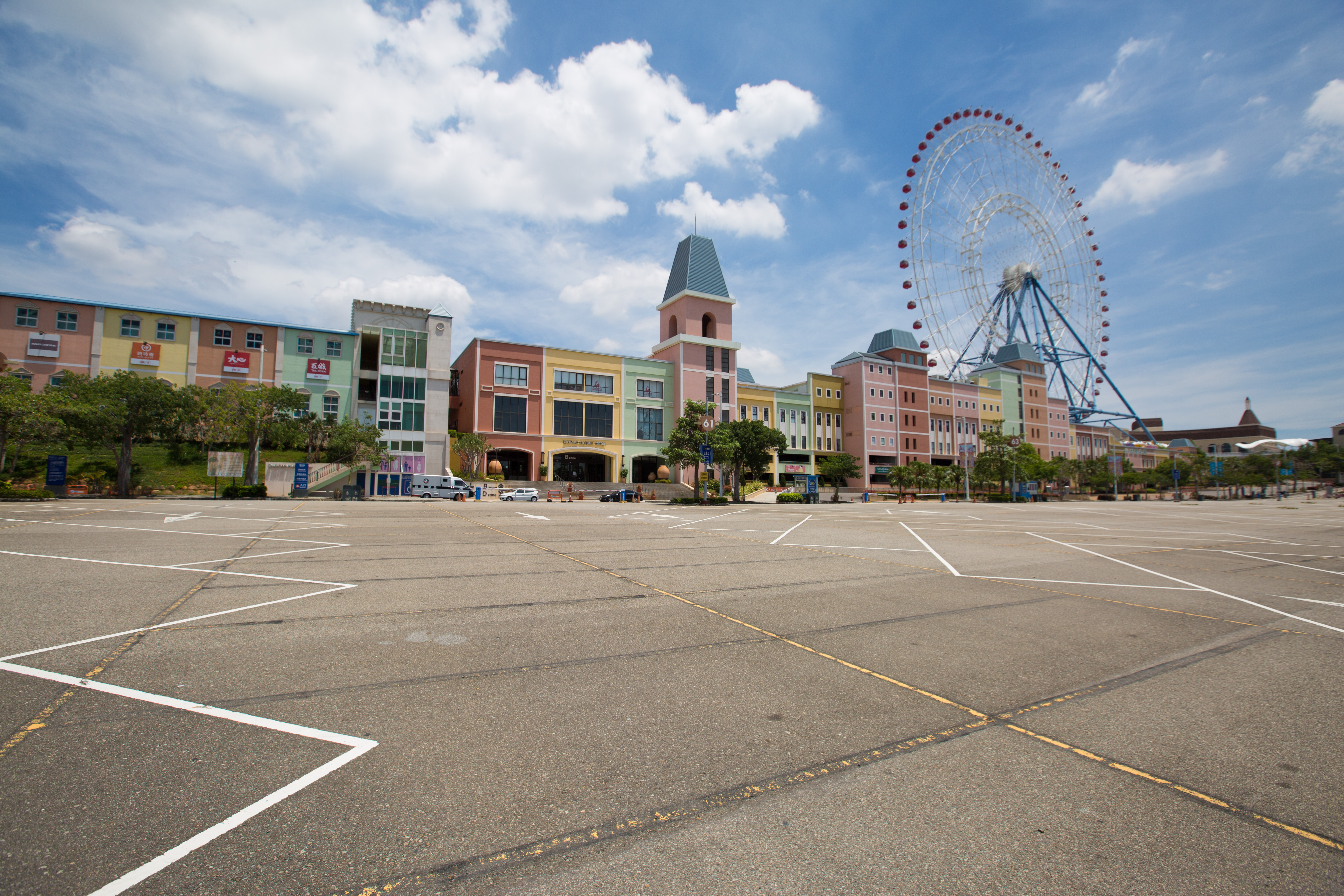台中一名運將聽到「摩天輪、7-11超商」關鍵字，直覺聯想到麗寶Outlet（圖），但忘了台中港也有同樣的地標。