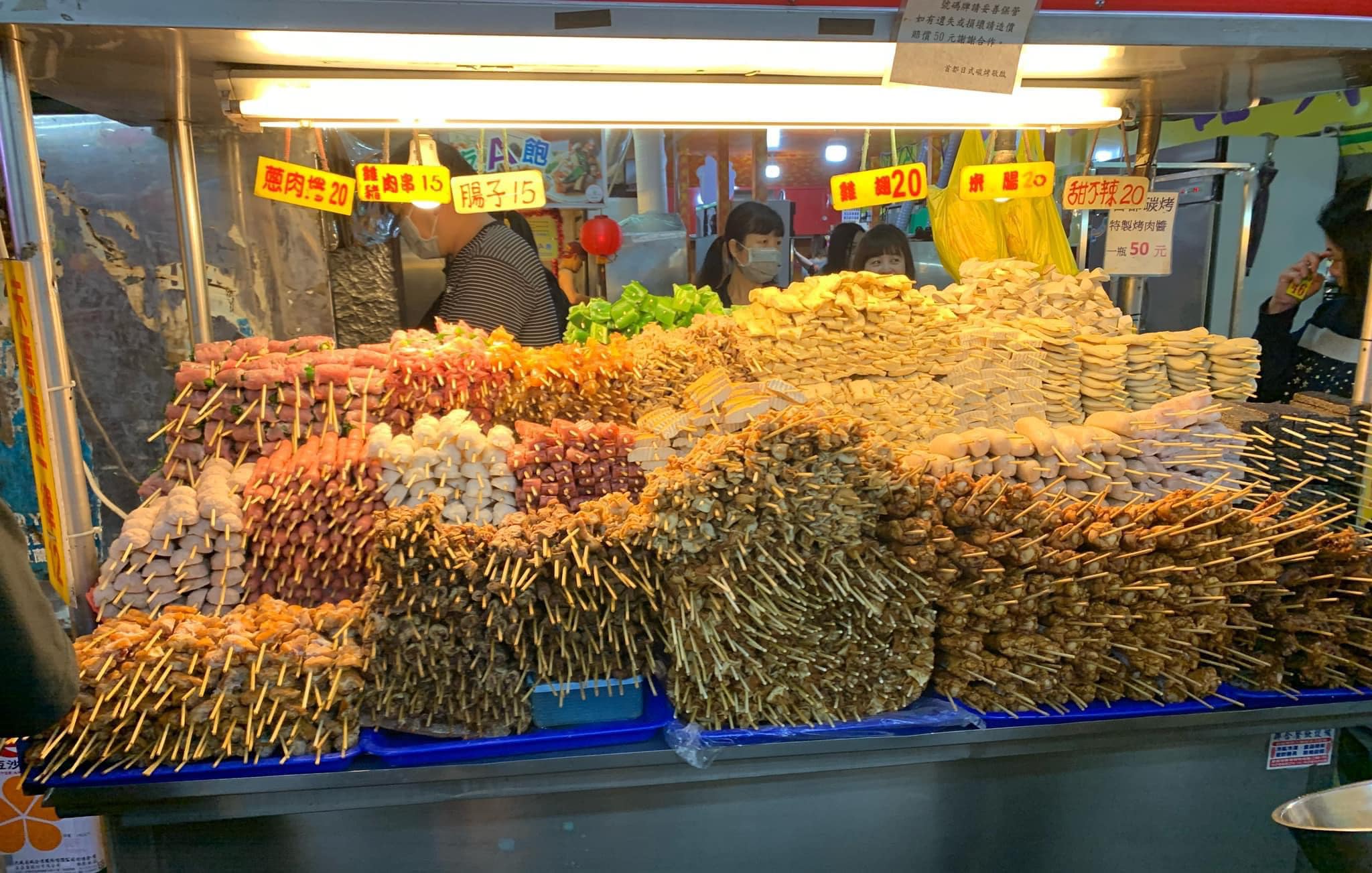 宜蘭一家碳烤攤車因為擺滿各式串燒，讓網友聯想到赤壁之戰「草船借箭」。（翻攝自臉書社團路上觀察學院）