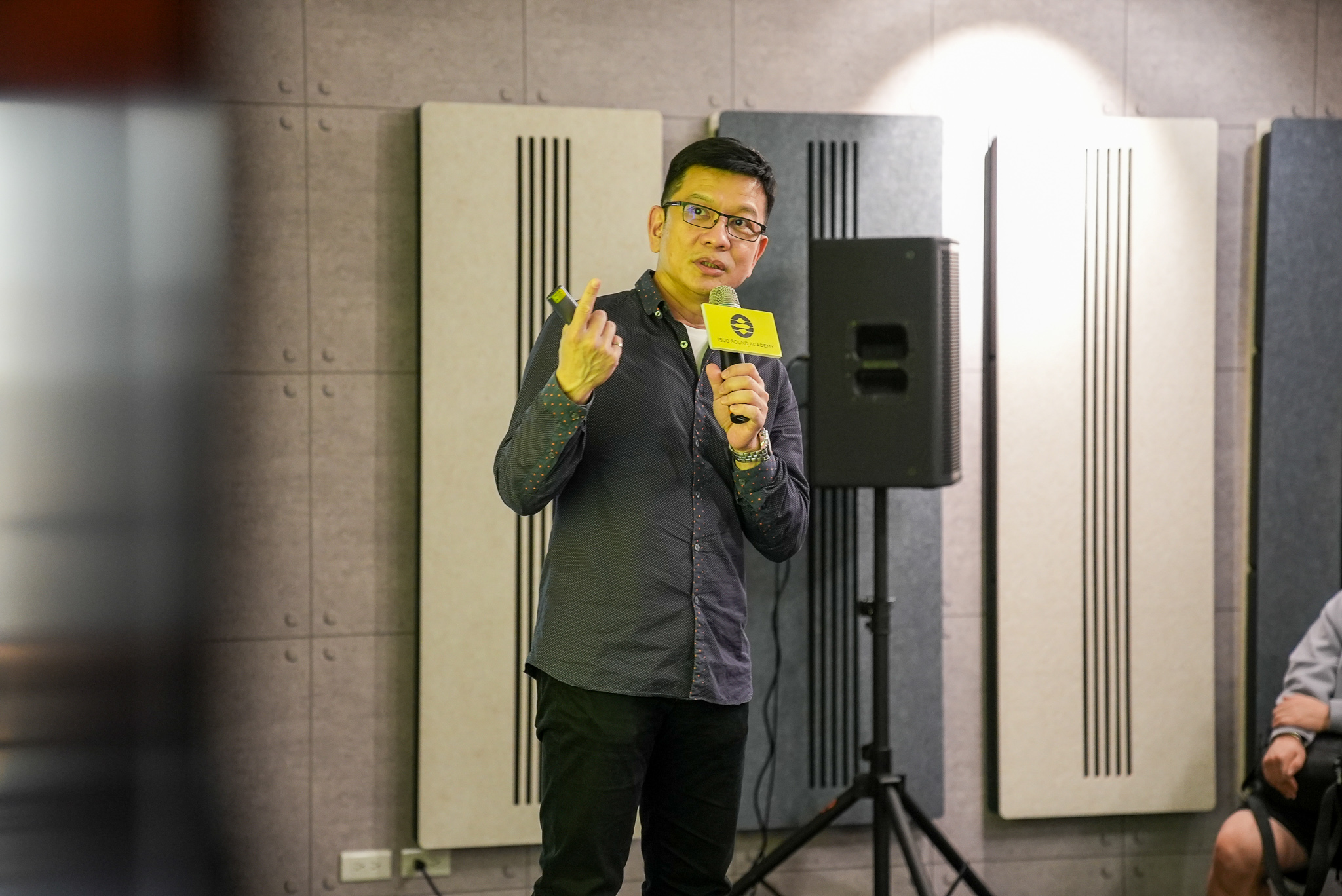 陳子鴻新學年大師開講，分享成為全方位製作人5要素。（1500 聲量音創學院提供）