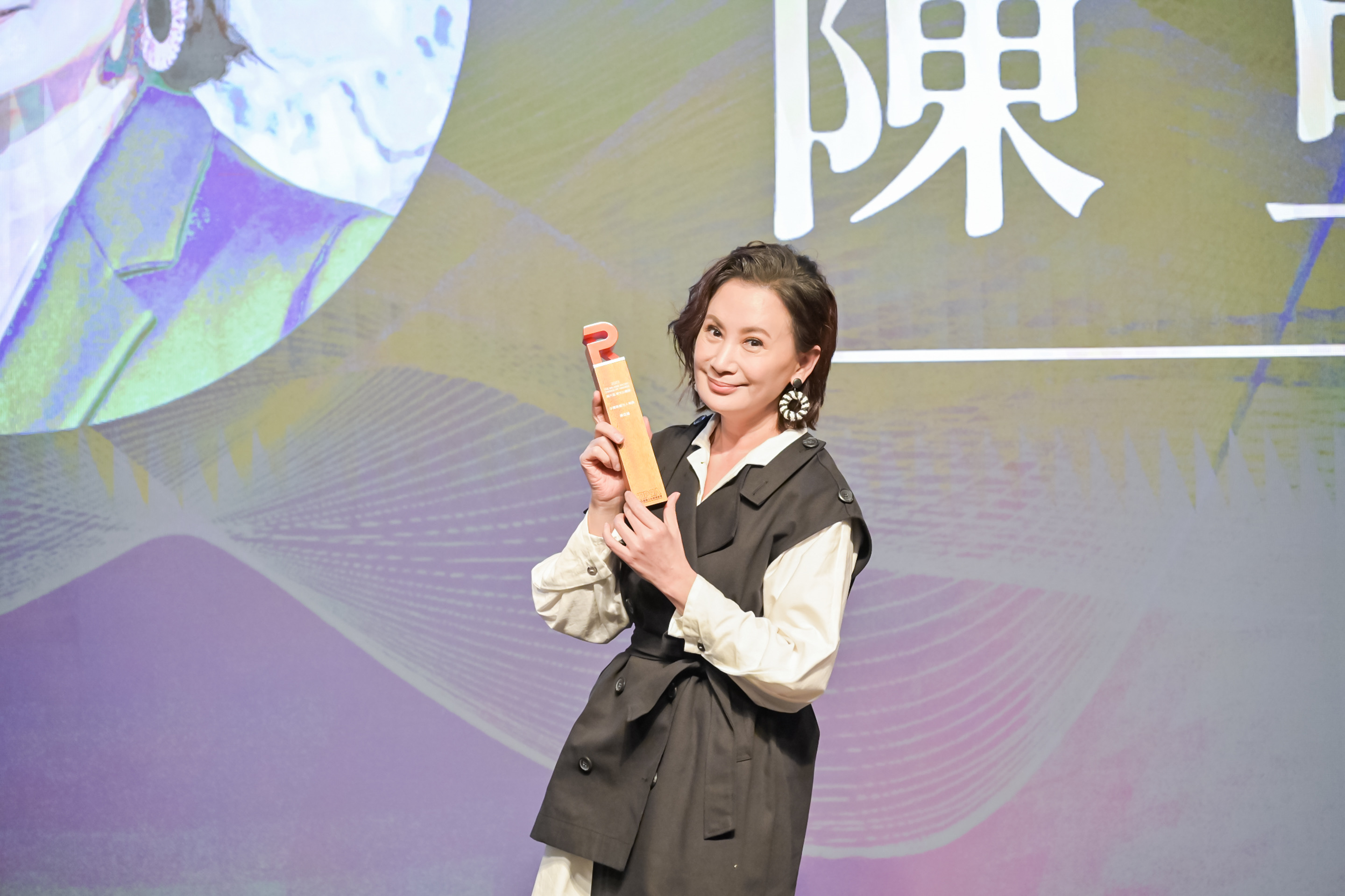 金鐘獎最佳視帝陳亞蘭獲頒第六屆華文公關獎的「公關影響力人物獎」。（TIPRA國際公共關係協會提供）