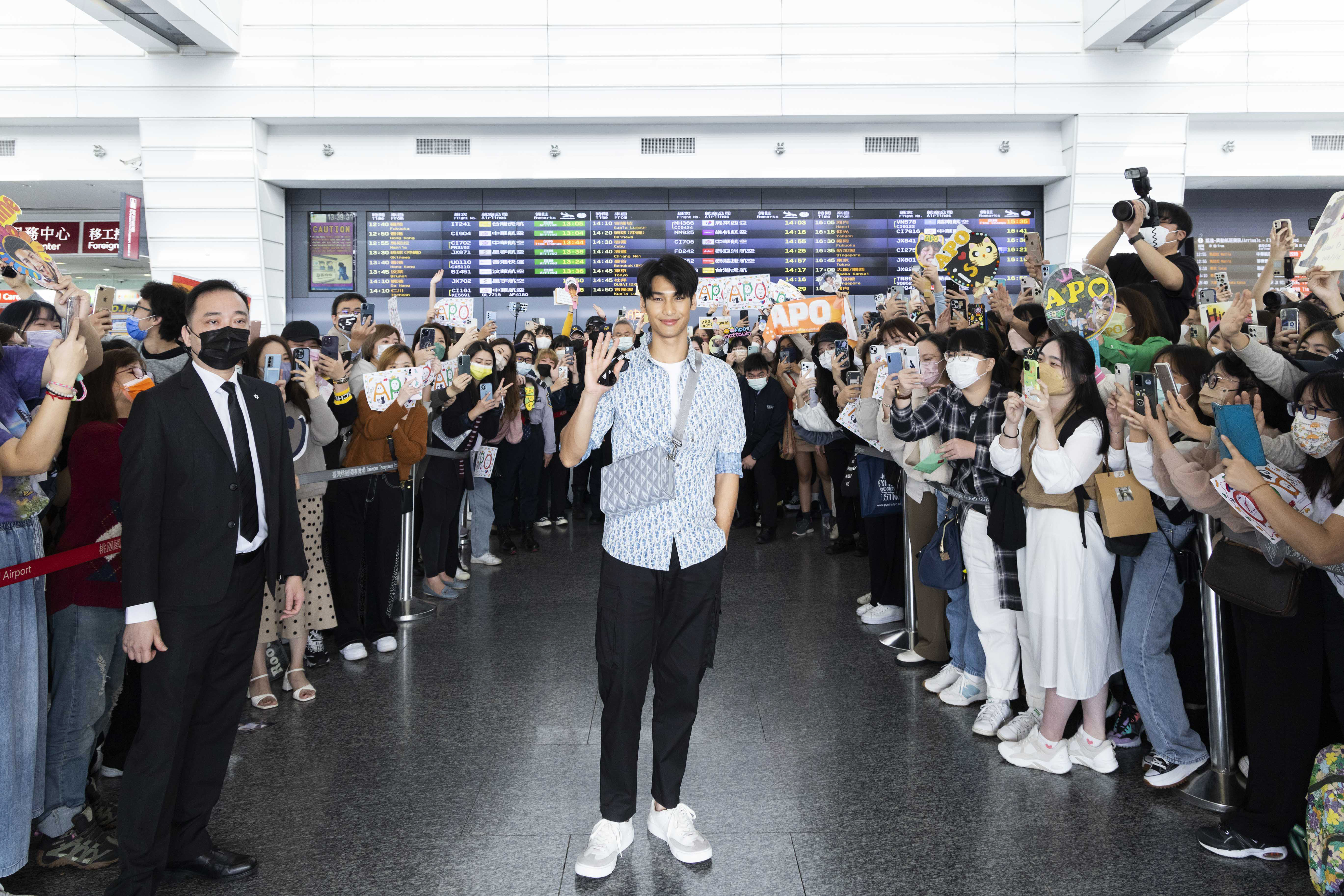 泰國人氣男演員Nattawin Wattanagitiphat陳立波（Apo）中午抵台，現場有約200位粉絲熱情迎接。（DIOR提供）