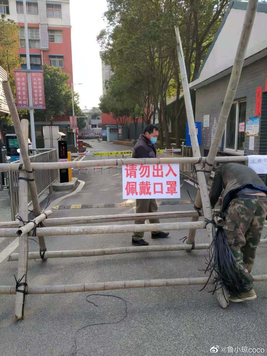 武漢封城可說是這幾年新冠疫情的指標性事件,不過從事後來看,封城並未真的阻斷傳播,全球各地後續仍先後遭到病毒肆虐,直至今日。(翻攝自微博)