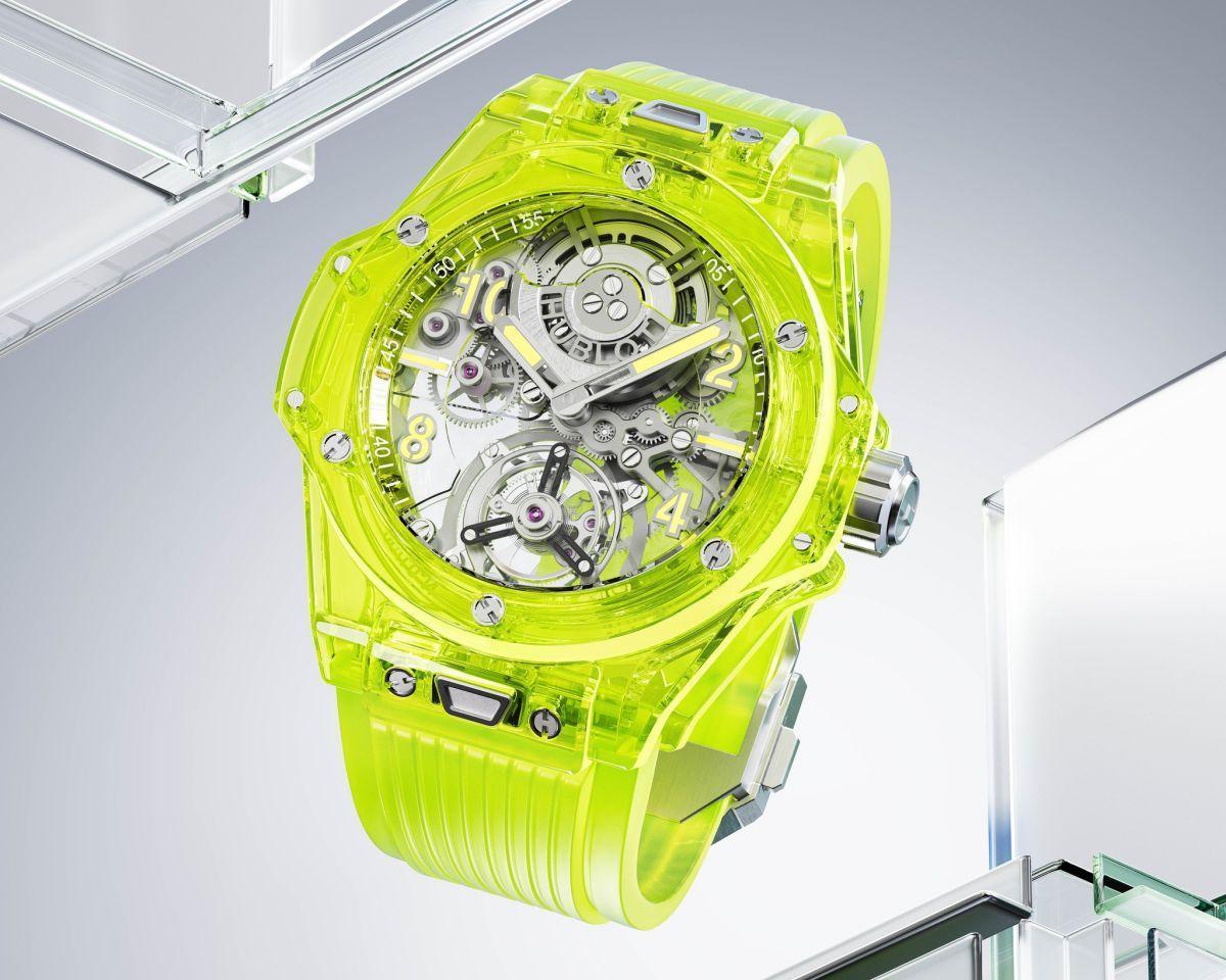 HUBLOT宇舶發表Big Bang自動上鏈陀飛輪「螢光黃」腕錶，運用航太工業的特殊材質SAXEM「藍寶石氧化鋁及稀土礦物」（Sapphire Aluminium oXide and rare Earth Mineral）打造前所未見的44毫米螢光黃透明錶殼，定價約NT$6,540,000（限量50只）。