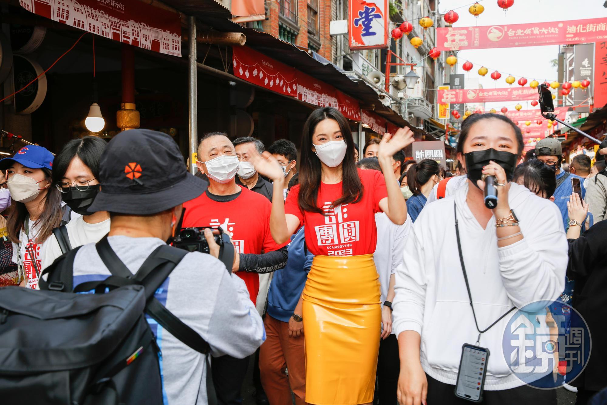 《詐團圓》導演葉天倫率演員隋棠、邰智源、盧以恩、屁孩(林政融)、藍鈞天等人赴年貨大街掃街,圍觀人群把現場擠得水洩不通。