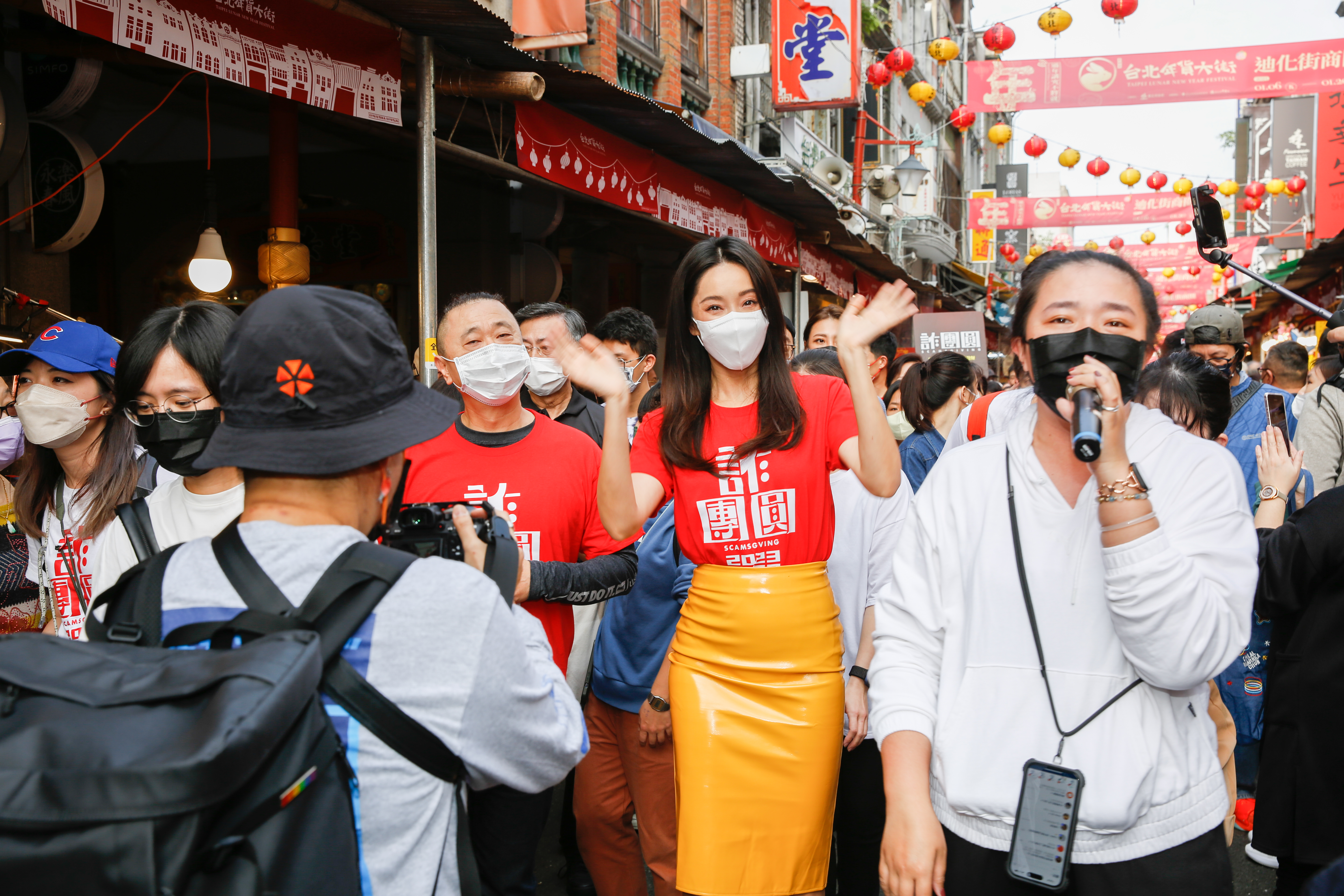 《詐團圓》導演葉天倫率演員隋棠、邰智源、盧以恩、屁孩(林政融)、藍鈞天等人赴年貨大街掃街,圍觀人群把現場擠得水洩不通。