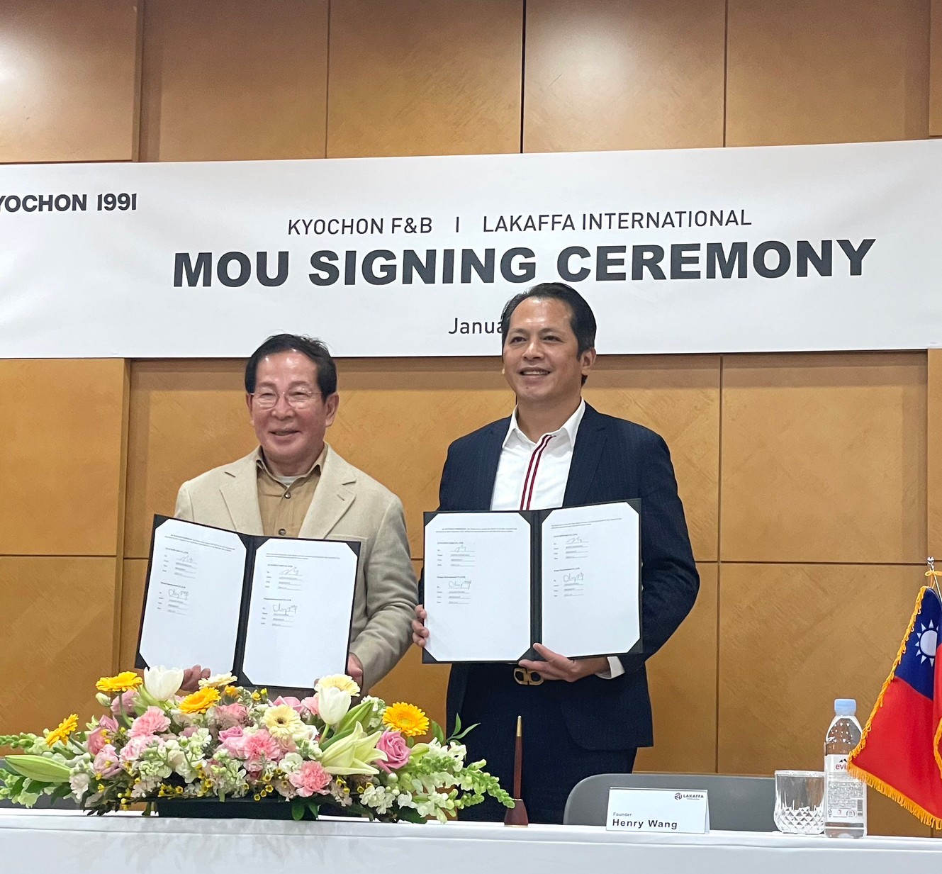 六角國際（右為董事長王耀輝）旗下子公司王座國際與「橋村炸雞」總公司Kyochon F&B Co. Ltd.於韓國時間今（12）日下午在首爾橋村總部簽訂台灣地區獨家總代理權。（六角提供）