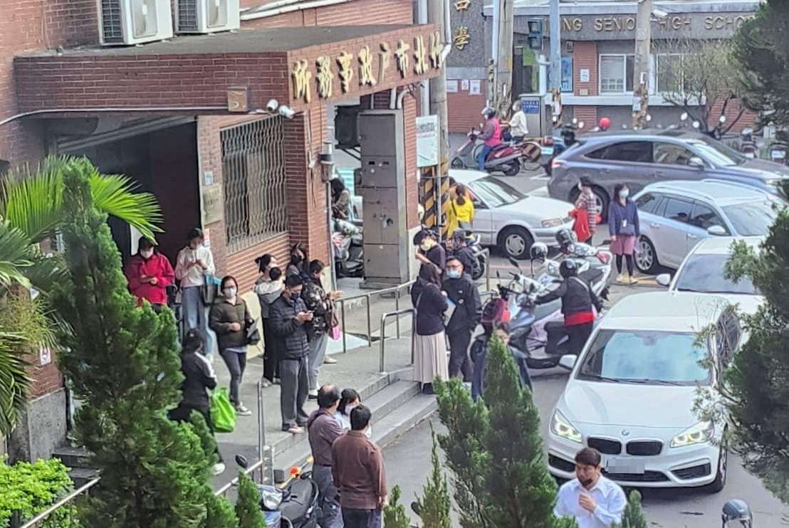 竹北市將發放6,000元紓困金，吸引不少民眾排隊設籍。（翻攝自歐陽霆臉書）