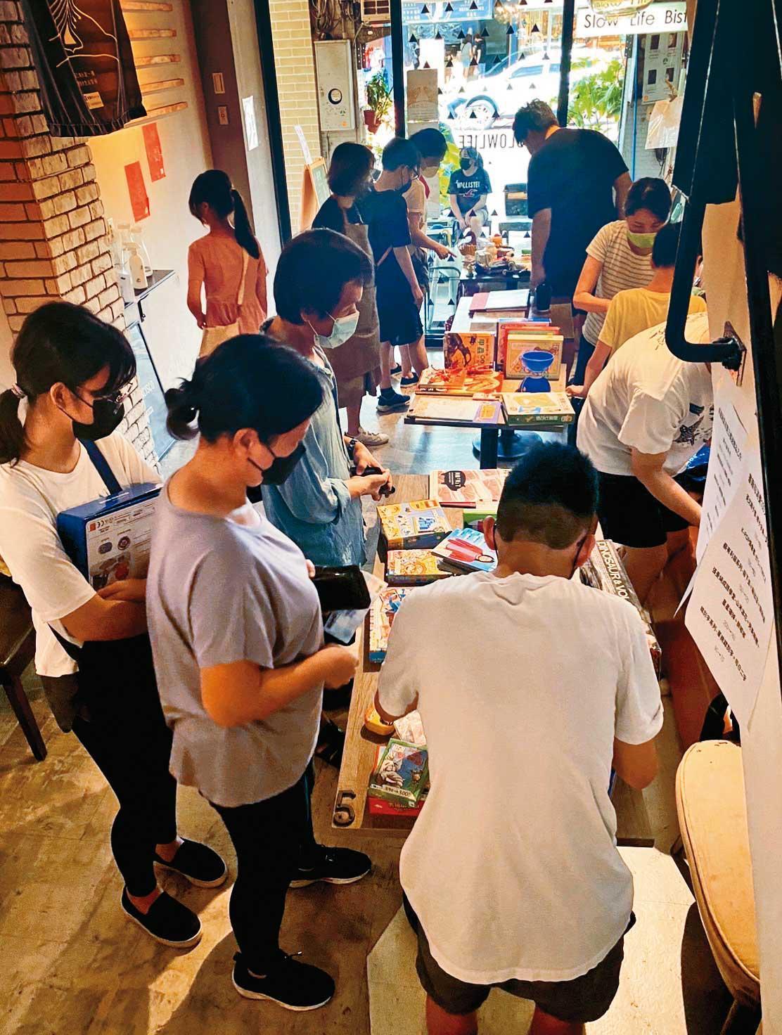 店裡經常會辦二手市集，讓亞斯小孩自己顧攤，練習與社會接觸。（慢慢Bistro提供）